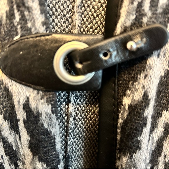 Chico’s Animal Print Knit Cape One Size - Picture 4 of 5